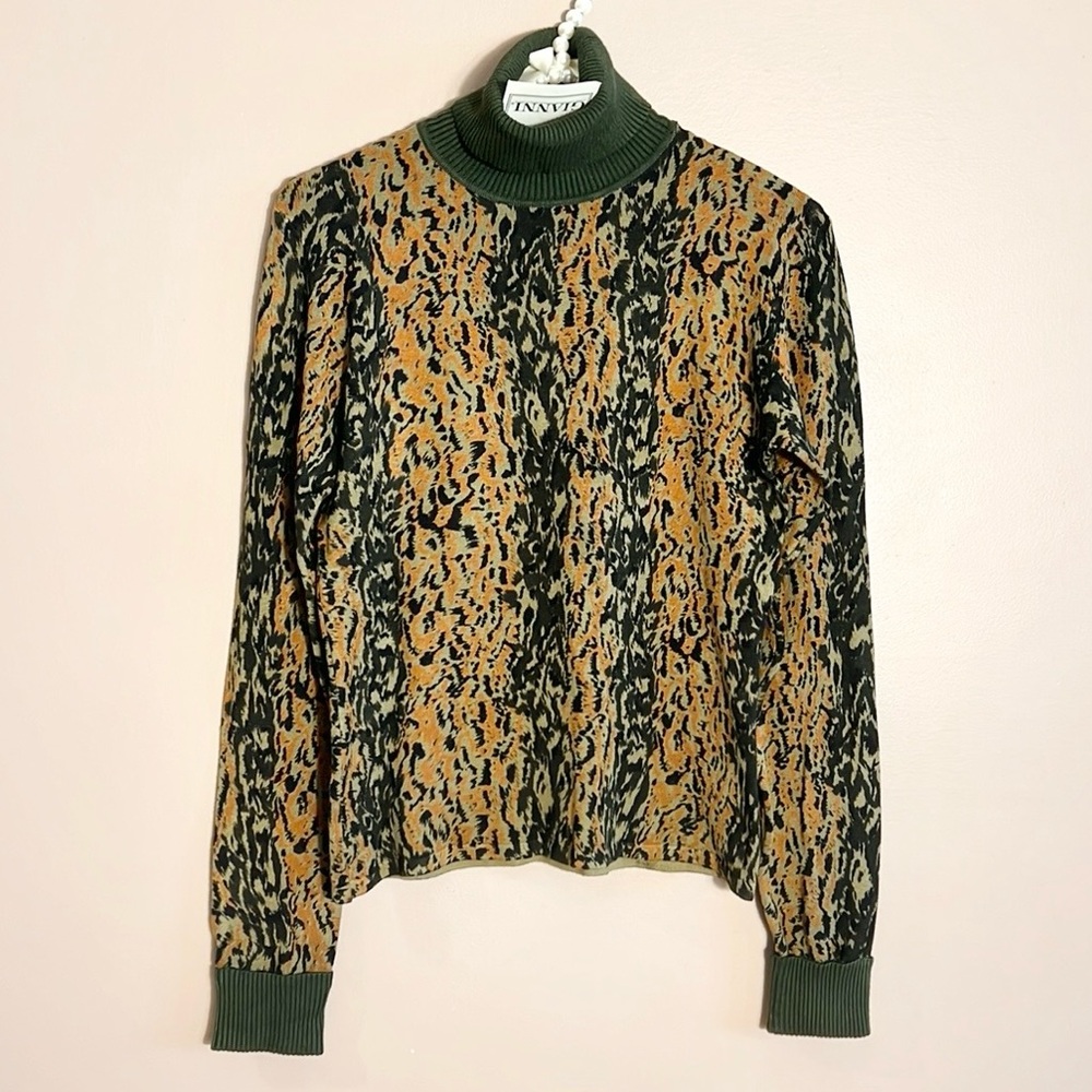 GIANNI Contrast Turtleneck Sweater